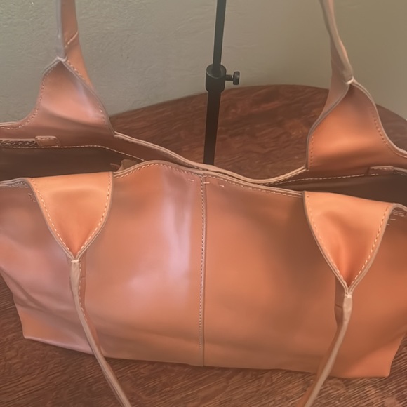 G.I.L.I. Large Leather Tote - Picture 7 of 16